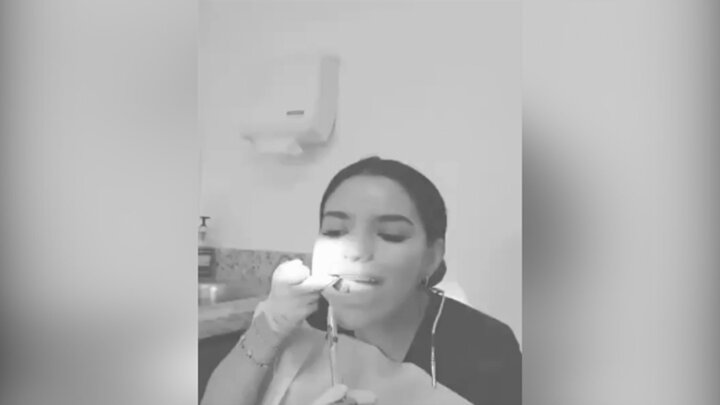 تصاویری جالب از دندانپزشکی که دندان خودش را کشید! / فیلم