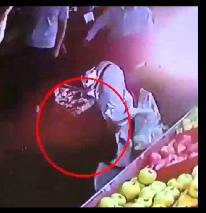 روش عجیب یک زن برای سرقت از میوه فروشی / فیلم
