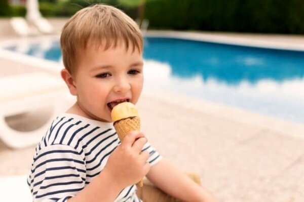 کودکان از چه سنی می‌توانند بستنی بخورند؟