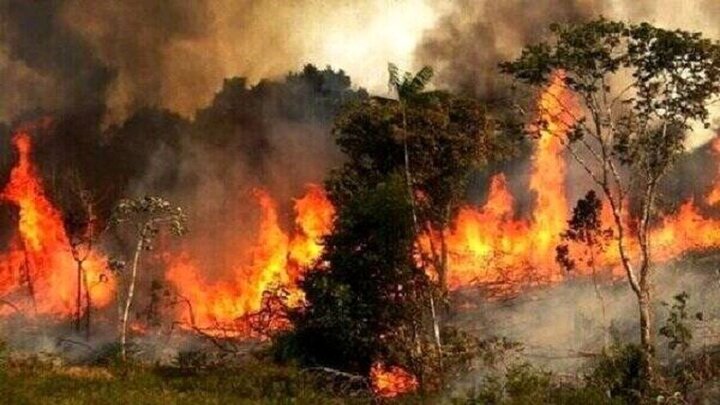 آتش‌سوزی در سفیدکوه خرم‌آباد ادامه دارد