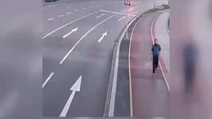 حرکت عجیب یک مرد برای خودکشی در خیابان / فیلم