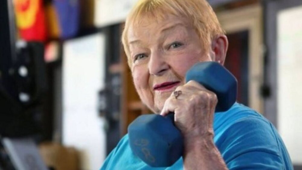 مادربزرگ ۱۰۰ساله در رشته وزنه‌برداری رکوردشکنی کرد / عکس