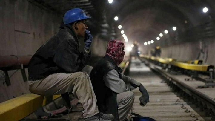 وضعیت معیشت میلیون ها ایرانی بحرانی ست / شکاف بین دستمزد کارگر و خط فقر ۷ میلیون تومان