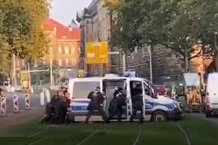 تلاش پلیس‌های آلمان برای جابه‌جا کردن خودرویی روی ریل قطار / فیلم