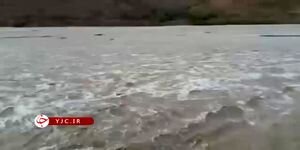 جاری شدن سیلاب در رودخانه کاجو در جنوب سیستان و بلوچستان / فیلم