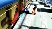 نجات معجزه‌آسای جان پیرزن ۷۱ ساله از زیر قطار / فیلم