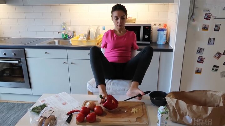تصاویری عجیب از آشپزی کردن یک زن بدون دست / فیلم