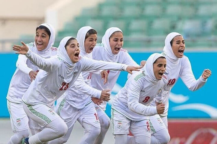 خوشحالی دختران تیم ملی فوتبال ایران با خواندن سرود «جاوید وطن» / فیلم