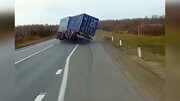 ویدیو هولناک از لحظه واژگونی تریلی در وسط جاده / فیلم