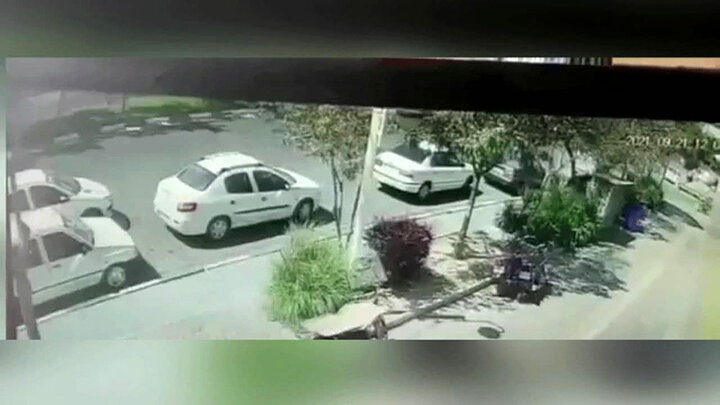 ویدیو وحشتناک از لحظه برخورد پژو با خودروهای پارک شده در مشهد