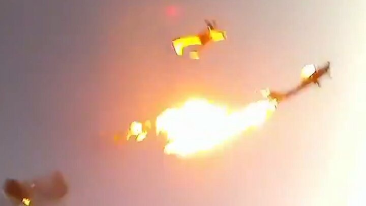 ویدیو پربازدید از لحظه پرش مسافران با چتر نجات قبل از انفجار هواپیما