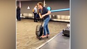 استفاده عجیب مسافر از چمدانش در فرودگاه سوژه شد! / فیلم