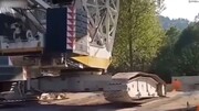 ویدیو هولناک از لحظه واژگونی جرثقیل هنگام بلند کردن سازه عظیم!