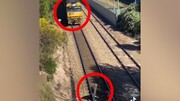 اقدام لحظه‌آخری مرد برای نجات سگ، چند ثانیه پیش از رسیدن قطار / فیلم