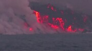 لحظه ورود گدازه‌های آتشفشانی به اقیانوس / فیلم