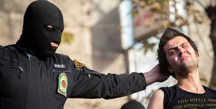 سرقت وحشیانه طلای دست زن جوان در روز روشن! | یکی از سارقین دستگیر شد! / فیلم