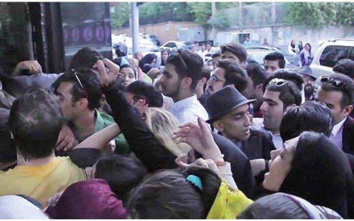 انتقاد شدید مجری از محمدرضا گلزار: کرونا تمام شده که برای هوادارانتان فراخوان می‌دهید؟ / فیلم