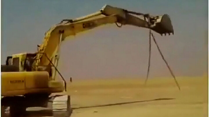 فیلمی باورنکردنی از  کشف مار ۱۴ متری در سیل خوزستان / ماجرا چه بود؟