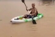 ویدیو جالب از قایق‌سواری پیرمرد در خیابان!