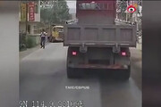 ویدئویی وحشتناک از تصادف شدید دو کامیون در خیابان