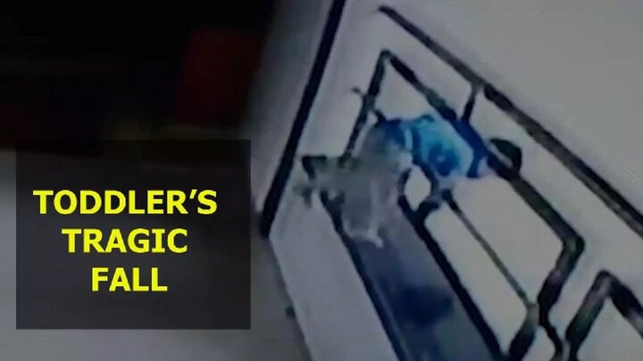 ویدیو دلخراش از سقوط مرگبار کودک از روی نرده راه‌پله