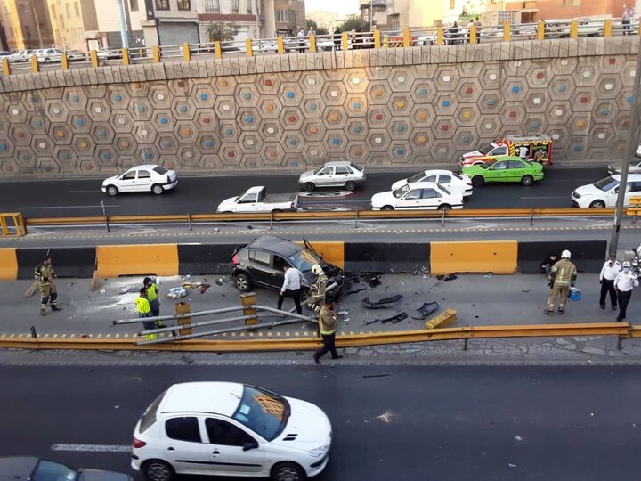 اتفاق عجیب در بزرگراه امام علی تهران / خودروی ساندرو از آسمان به زمین افتاد! + عکس