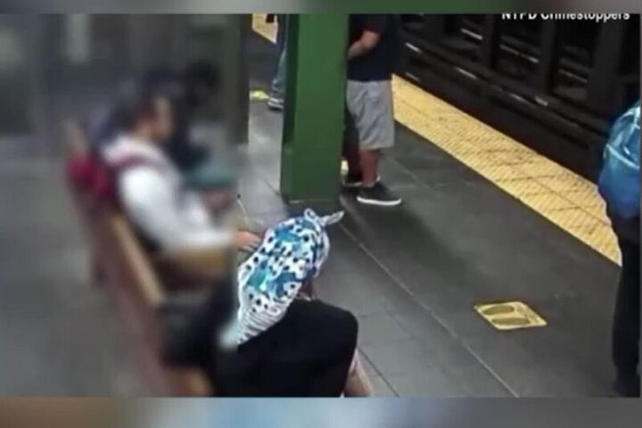 هل‌دادن عجیب و عمدی یک زن به زیر قطار / فیلم