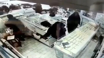 سرقت عجیب از مغازه بدلیجات فروشی توسط سارق خونسرد مشهدی! / فیلم