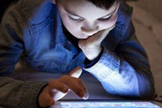 خطرات بازی کردن کودکان با تلفن همراه در شب