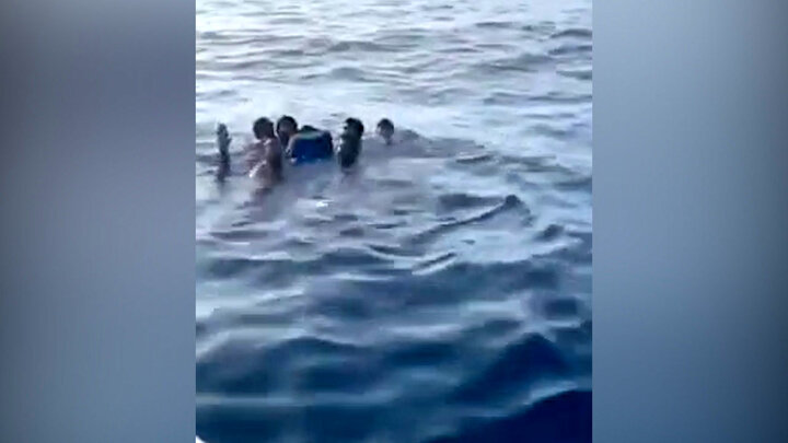 نجات ۵ ملوان ایرانی در آب های خلیج فارس / فیلم