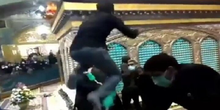 بسته‌شدن موقت ورودی حرم امام رضا به دلیل هنجارشکنی و لیسیدن ضریح به شیوه‌ای جدید! / فیلم