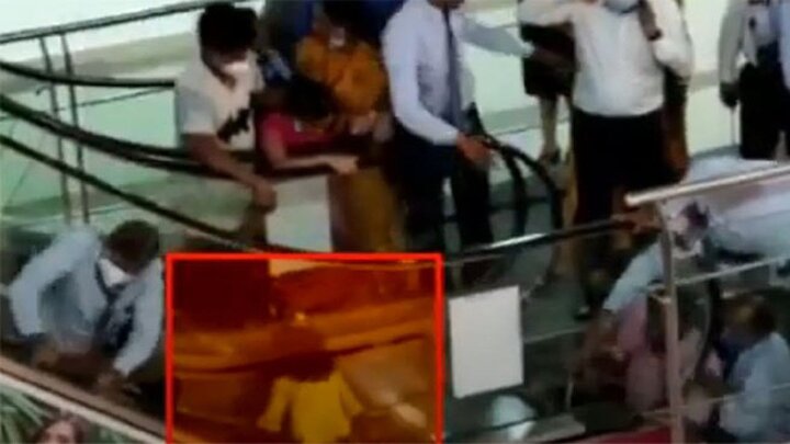 لحظه نجات کودک گرفتارشده در پله برقی / فیلم