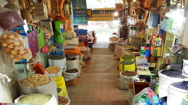 حمله پرنده‌ها به مغازه خشکبار فروشی در کازرون! / فیلم