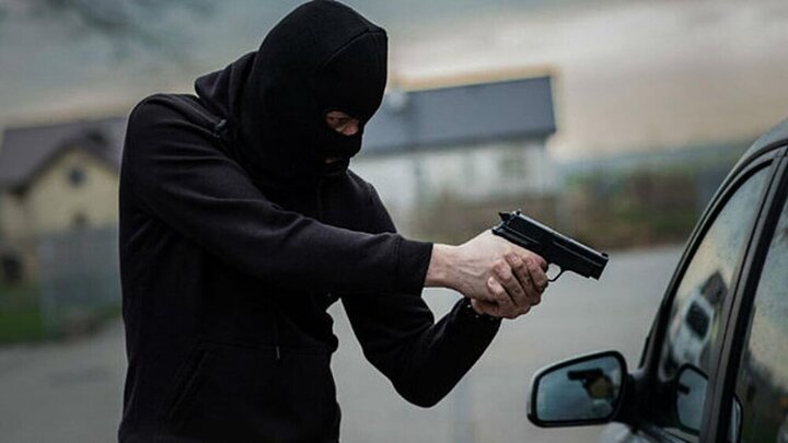 لحظه سرقت خودروی ۲۰۶ با اسلحه کلاشینکف در اهواز / فیلم