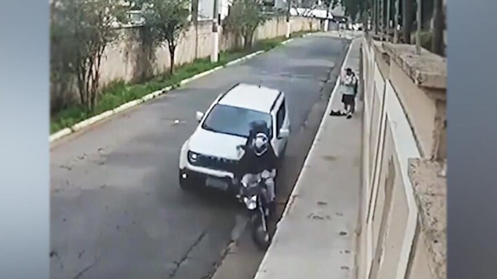 لحظه زیر گرفتن دو سارق موتورسوار توسط خودروی شاسی بلند / فیلم