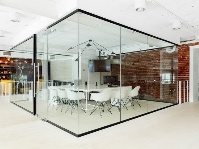پارتیشن شیشه‌ای؛ راهی خلاقانه برای ایجاد حریم خصوصی و افزایش ظاهر فضای