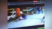 سرقت عجیب موتورسیکلت توسط سارق خونسرد مشهدی مقابل چشم عابرین پیاده! / فیلم