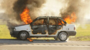 صحنه آتش گرفتن خودروی پراید در آبادان / فیلم