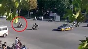 تصادف وحشتناک دوچرخه‌سوار با موتورسیکلت در وسط تقاطع / فیلم
