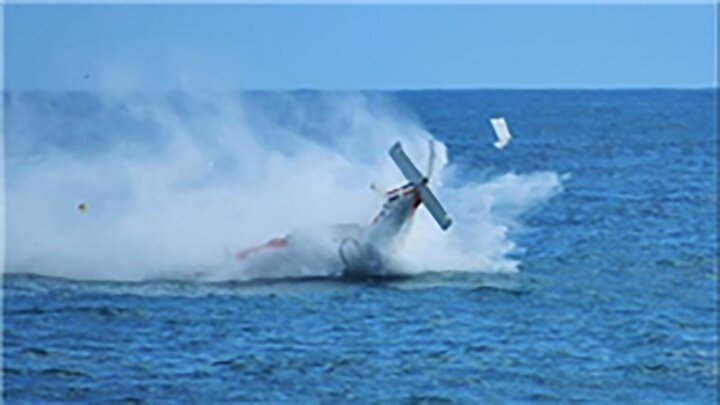 کشف لاشه هواپیمای سقوط کرده در آبهای نوشهر / فیلم
