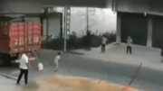 ویدیو هولناک از عبور تراکتور از روی سر کودک بازیگوش