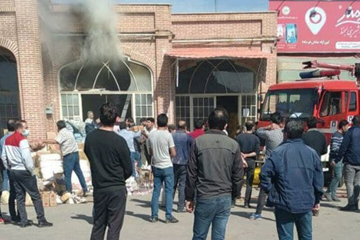 آتش‌سوزی یک مغازه در بازار خشکبار اردبیل / کمک مردم به مغازه‌دار تحسین‌برانگیز شد + فیلم