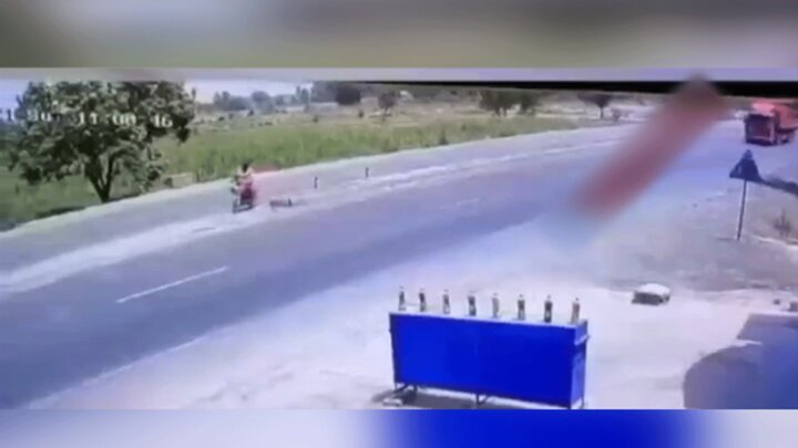 تصادف وحشتناک موتورسیکلت با کامیون در جاده / فیلم