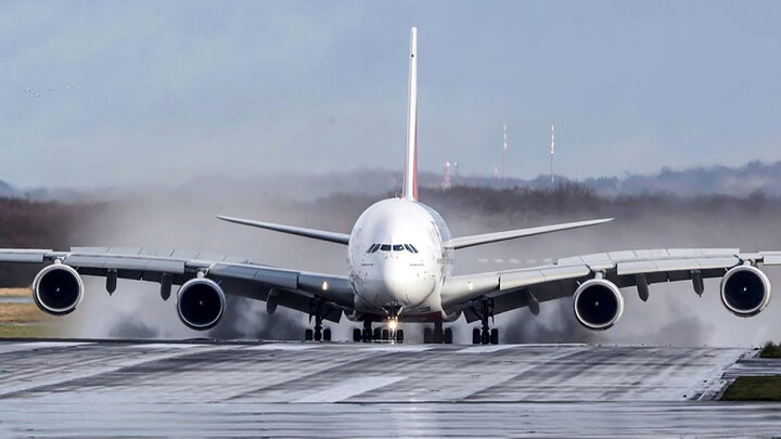 فرود نفس‌گیر بزرگترین هواپیمای مسافربری جهان روی باند خیس / فیلم