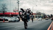 ویدیو هولناک از لحظه زمین‌خوردن موتورسوار هنگام اجرای حرکات نمایش در خیابان