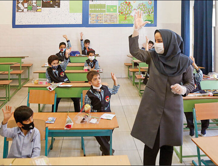 رتبه‌بندی پوست خربزه دولت روحانی است / از نجومی‌بگیرها کم کنید به معلمان بدهید