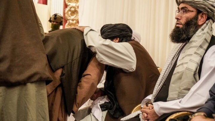 پخش تصویر حقانی توسط طالبان جنجالی شد / عکس