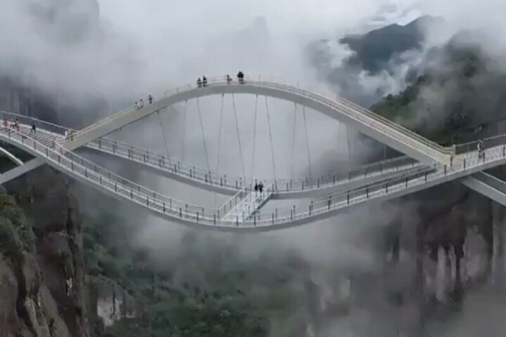 ترسناک‌ترین پل شیشه‌ای در چین افتتاح شد / فیلم