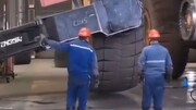 تعویض لاستیک‌های بزرگ کامیون معدن با جرثقیل / فیلم