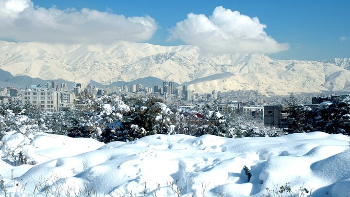 بارش نخستین برف پاییزی در تهران/ فیلم